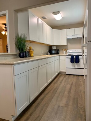 Refrigerador, microondas, horno y parrilla de estufa 