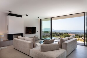 Smart TV, chimenea y estéreo 