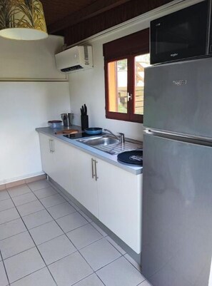 Frigorífico, microondas, placa de cocina y cafetera o tetera