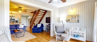 Peaceful & sunlit coastal escape with patio, AC, & W/D - near trails & the beach