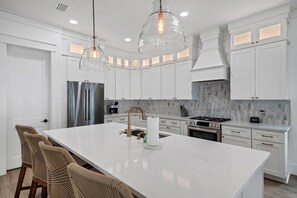 Kylskåp, mikrovågsugn, ugn och spishäll