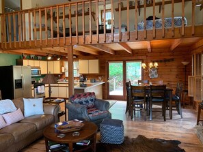 Smart TV, caminetto, libri