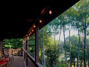 Property grounds - Cozy Mtn Log Cabin, wonderful views, 5 mins from Hayesville town sq, sleeps 8. (Hayesville)