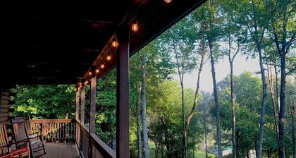 Cozy Mtn Log Cabin, wonderful views, 5 mins from Hayesville town sq, sleeps 8.