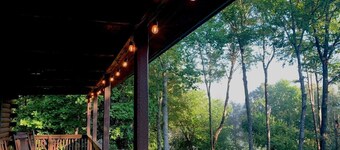 Cozy Mtn Log Cabin, wonderful views, 5 mins from Hayesville town sq, sleeps 8.