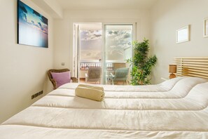 Tabla de planchar con plancha, wifi gratis y ropa de cama