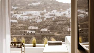 Deluxe Jetted Tub Suite with Sea View | Private spa tub