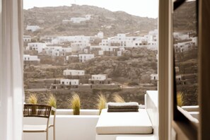 Deluxe Jetted Tub Suite with Sea View | Private spa tub