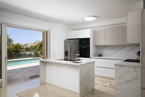 Een koelkast, een magnetron, een oven, een kookplaat