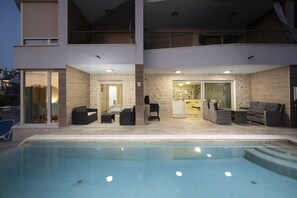 Una piscina al aire libre