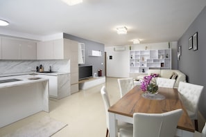 Interior - Apartment David with Sea view and private Pool only 200 m from Beach (Pješčana Uvala)