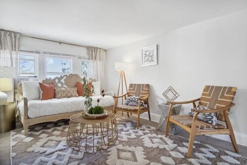 Warm & Cozy Loft. Yard/Parking/Wine