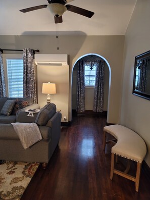 Smart TV, fireplace - Luxury Historic North Hills - 3 minutes from Downtown & UT (Knoxville)