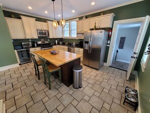 Fridge, microwave, oven, stovetop - Luxury Historic North Hills - 3 minutes from Downtown & UT (Knoxville)