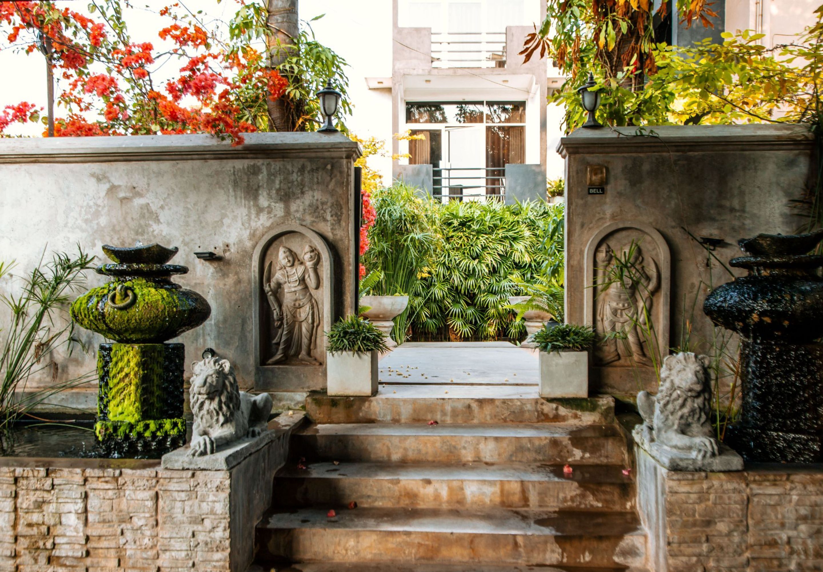 Vista frontal de la propiedad