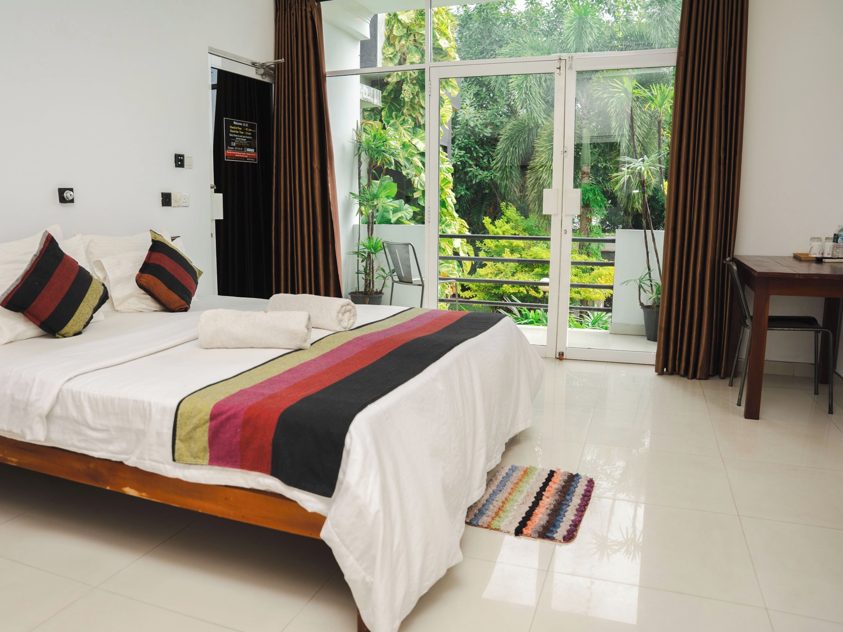 华丽四人房 | 高档床上用品、特色装修、特色家居、办公桌