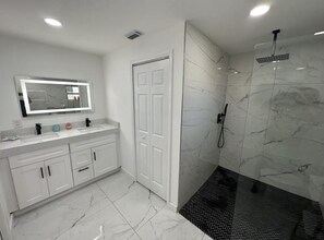 Towels, soap, shampoo, toilet paper - 4 bed/ 3 bath Villa Heated Pool (Cape Coral)