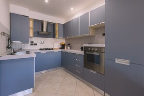 Fridge, microwave, oven, stovetop - Exclusive Suite with Terrace/Ultra Wi-fi/Free Parking (Trieste)