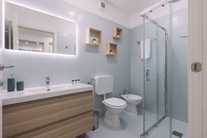 Dusj, hårføner, bidé og håndklær