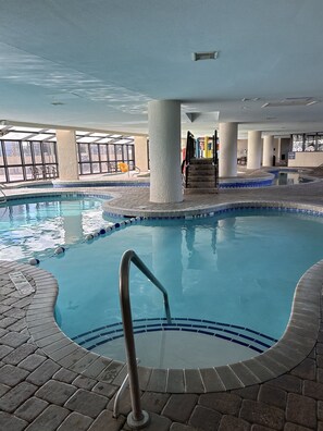 Una piscina techada, una piscina climatizada