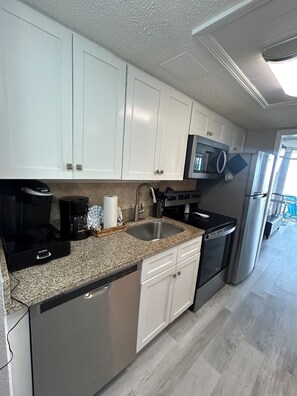 Refrigerador, microondas, horno y parrilla de estufa 