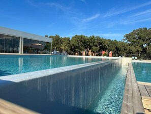 Utomhuspool och uppvärmd pool