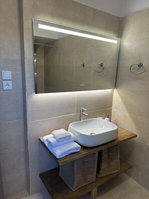 Shower, jetted bath, hair dryer, towels