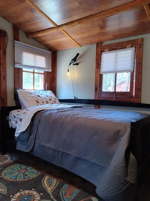 3 bedrooms, bed sheets - Vintage Pet-Friendly Family Cabin and Bunkhouse in the Atlanta State Forest (Hillman)