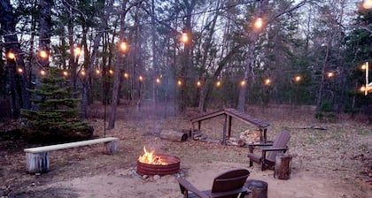 Vintage Pet-Friendly Family Cabin and Bunkhouse in the Atlanta State Forest