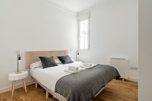 2 quartos, escrivaninha, ferros/tábuas de passar roupa