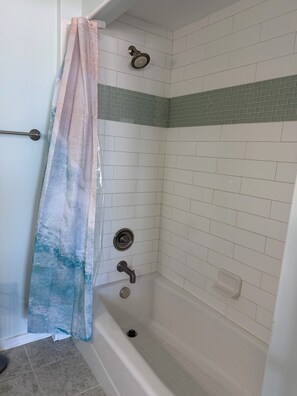 Douche, sèche-cheveux, serviettes fournies, savon
