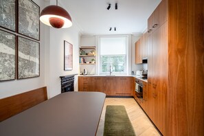 Fridge, oven, dishwasher, coffee/tea maker