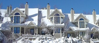 Cozy ski retreat on Mt Snow - True Ski On/Off