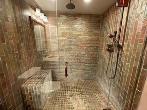 Douche, séchoir à cheveux, serviettes fournies, savon
