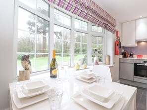 Lave-vaisselle, batterie de cuisine, vaisselle et ustensiles