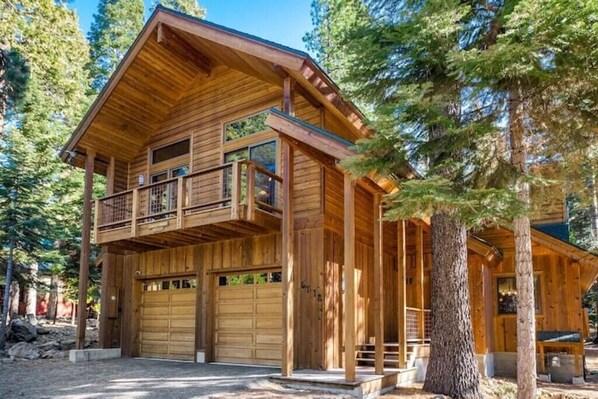 Exterior - North Lake Ski Den! Easy winter driving, Big game room, Hot tub, close to Lake. (Carnelian Bay)