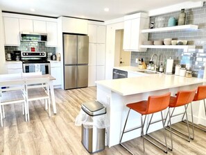 Køleskab, mikrobølgeovn, ovn, kogeplade