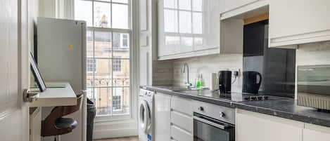 Basic Apartment, 2 Double Beds | Private kitchen | Fridge, microwave, oven, stovetop