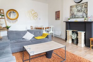 Appartement, 2 lits doubles | Coin séjour | Télévision