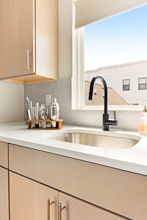 تجهيزات دش، مجففات شعر، مناشف، صابون