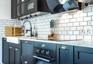 Kjøleskap, mikrobølgeovn, ovn og oppvaskmaskin