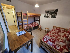 1 habitación y tabla de planchar con plancha
