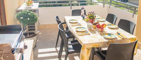 تناول الطعام بالخارج