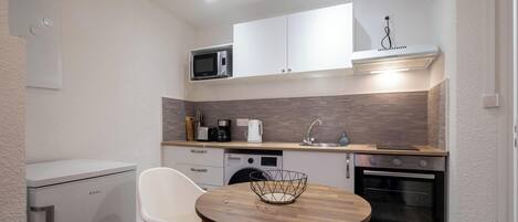 Fridge, microwave, oven, coffee/tea maker