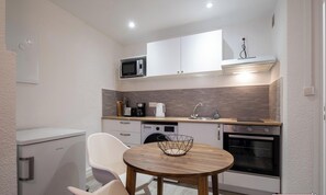 Fridge, microwave, oven, coffee/tea maker - Cosy new studio in central Toulouse (Toulouse)