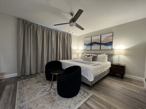 2 dormitorios, escritorio, tabla de planchar con plancha y cuna de viaje