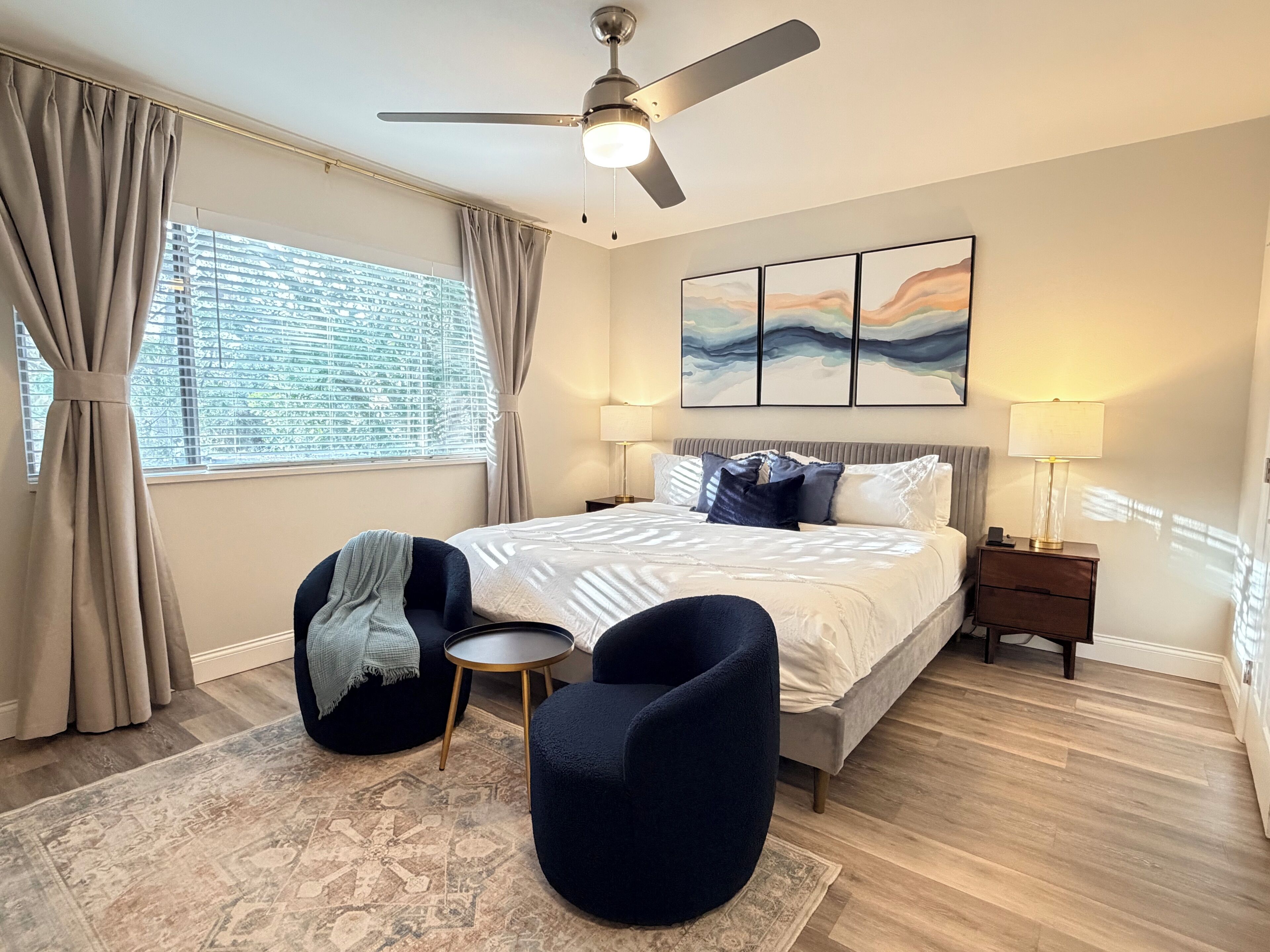 2 slaapkamers, een bureau, een strijkplank/strijkijzer, reisbedje