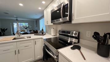 Jääkaappi, mikroaaltouuni, uuni, liesi