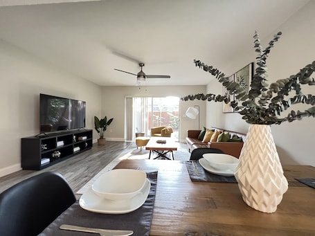 Smart TV. NEW! Spacious designer 2-Bed/2.5-Bath townhome near Downtown Orlando