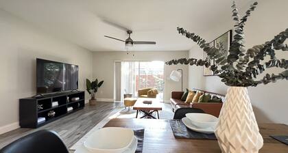 NEW! Spacious designer 2-Bed/2.5-Bath townhome near Downtown Orlando